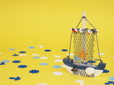 Sarı üzerinde Vintage Yelkenli tekne gemisi. Ahşap deniz minyatür, el yapımı Hediyelik eşyalar, gerçekçi modeller, evden uzak ev kavramı