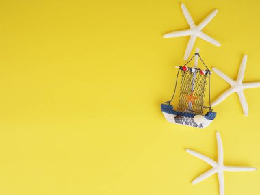 Sarı üzerinde Vintage Yelkenli tekne gemisi. Ahşap deniz minyatür, el yapımı Hediyelik eşyalar, gerçekçi modeller, evden uzak ev kavramı