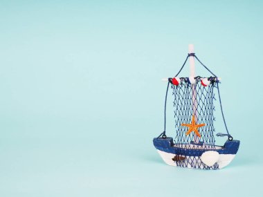 Sarı üzerinde Vintage Yelkenli tekne gemisi. Ahşap deniz minyatür, el yapımı Hediyelik eşyalar, gerçekçi modeller, evden uzak ev kavramı