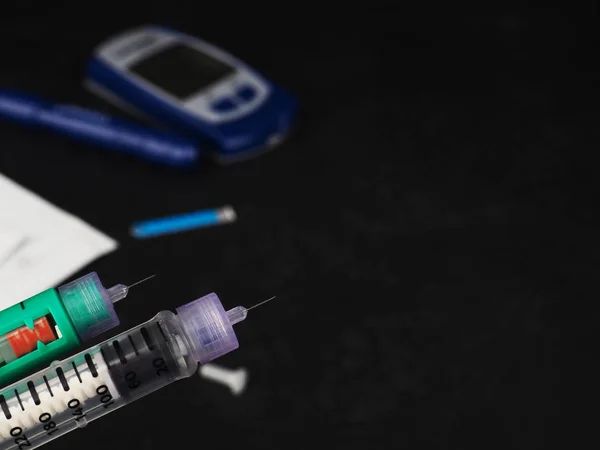 Aguja Inyectable Pluma Diabetes Jeringas Mienten Sobre Fondo Negro Concepto — Foto de Stock