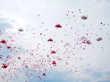 Balonlar mavi gökyüzü arka plan üzerinde