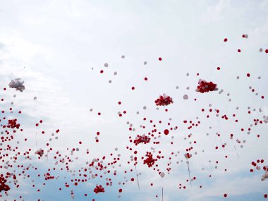 Balonlar mavi gökyüzü arka plan üzerinde