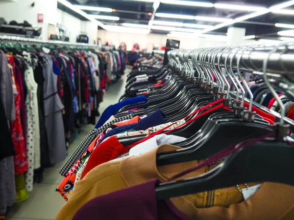 Abstrato foto borrada de loja de roupas em um shopping center, conceito de compras — Fotografia de Stock