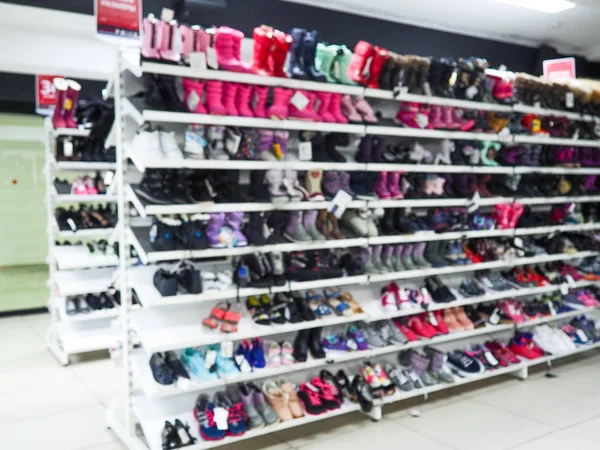 Rozmazané police boty uvnitř obchodu s obuví. Nákupní centrum, módní obuv — Stock fotografie