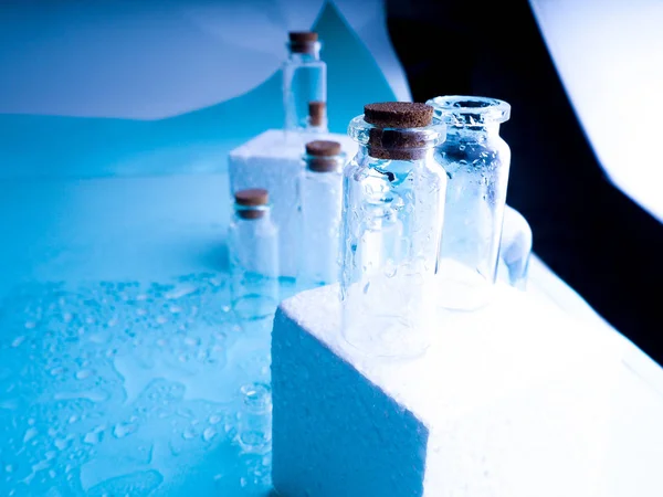 Poucas garrafas transparentes, sprays de água. garrafas de vidro vazias . — Fotografia de Stock
