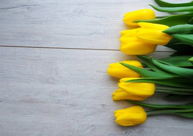 Ahşap arka plan kopyalama alanı üzerinde sarı laleler