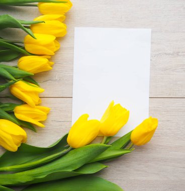 Ahşap arka plan kopyalama alanı üzerinde sarı laleler