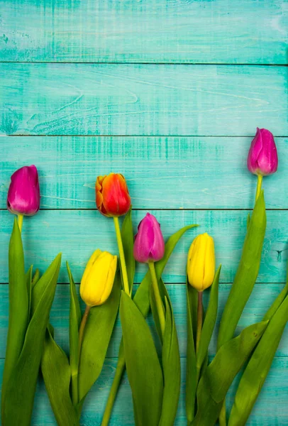 metin için bir kurdele alanı ile bağlı, zarf ile ahşap arka planda sarı lale buket