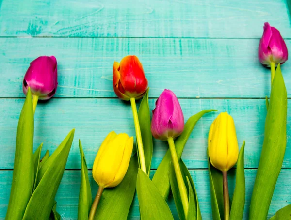 metin için bir kurdele alanı ile bağlı, zarf ile ahşap arka planda sarı lale buket