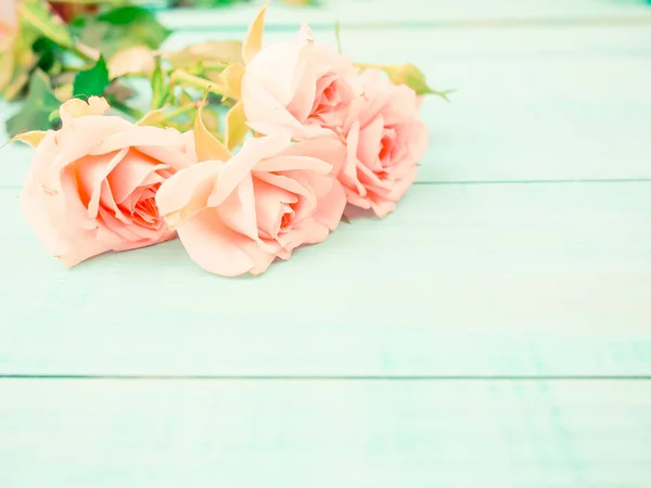 Красные розы на старом деревянном столе. — стоковое фото