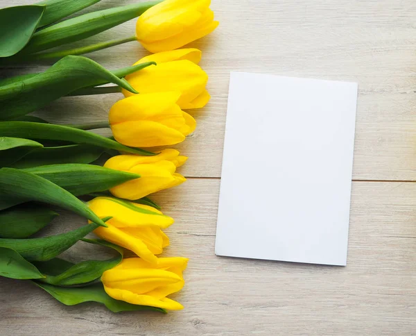 Ahşap arka plan kopyalama alanı üzerinde sarı laleler