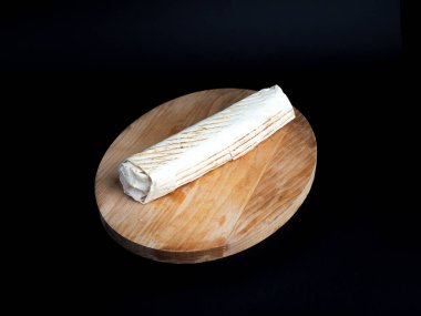 Shawarma sandviç - ince lavaş pide ekmek ızgara et, mantar, peynir, lahana, havuç, sos, yeşil dolu taze rulo. Kafkas yemeği