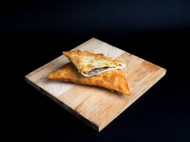 Kafkas mutfağı-et, sulu cheburek ile Cheburek