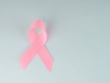 Mavi arka planda pembe şerit. Meme kanseri farkındalık konsepti
