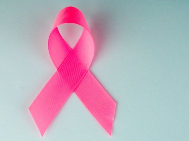 Mavi arka planda pembe şerit. Meme kanseri farkındalık konsepti