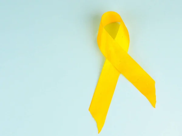 Conciencia del cáncer infantil Cinta amarilla sobre fondo azul. Chi. —  Fotos de Stock