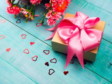 mavi arka planda pembe saten şerit ile hediye kutusu