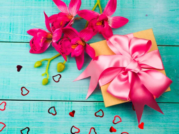 Geschenk doos met roze satijn lint op blauwe achtergrond — Stockfoto