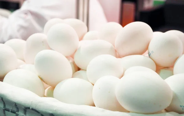 Много яиц в миске дома — стоковое фото