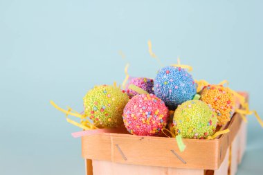 Mavi arka planda yumurta karikatür kutusunda paskalya yumurtaları. Şenlik süslemeleri. Mutlu Paskalyalar.