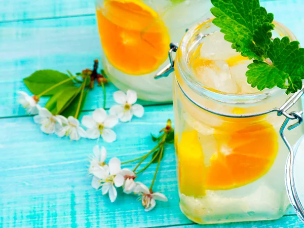 Infundiertes Entgiftungswasser mit Zitrusfrüchten und Eis und Minze für gesunde Ernährung und Gewichtsverlust mit Platz für einen Text — Stockfoto