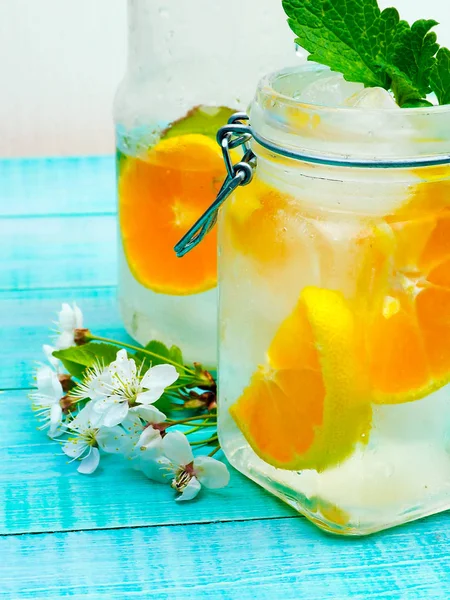 Agua de desintoxicación infundida con cítricos y hielo y menta para una dieta saludable y pérdida de peso con espacio para un texto —  Fotos de Stock