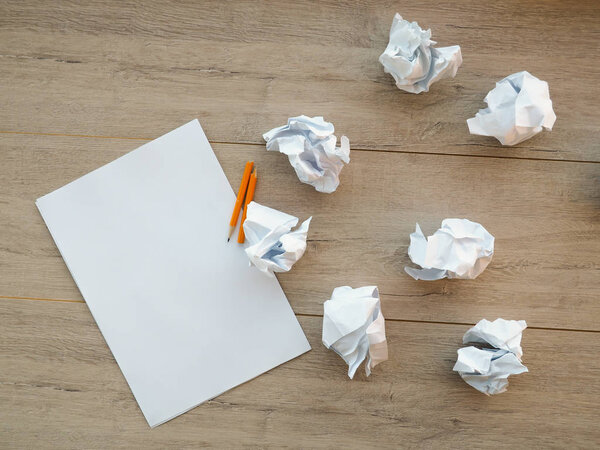 поиск решения, неудача, творческая идея концепции на деревянном фоне
.