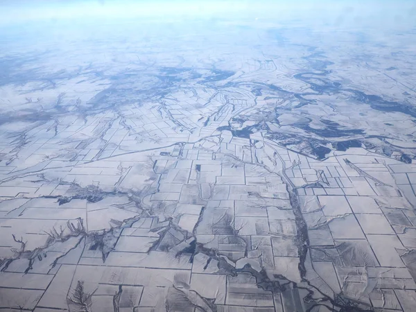 Veduta aerea delle montagne innevate coperte di nuvole. Montagna coperta da nuvole in vista invernale dall'aereo . — Foto Stock