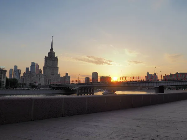 Stadtbild und Landschaft der Innenstadt von Moskau mit modernen Wolkenkratzern, Bürogebäuden und Moskva-Fluss über dem Sonnenaufgangshimmel, Moskau-Stadt, Russland — Stockfoto