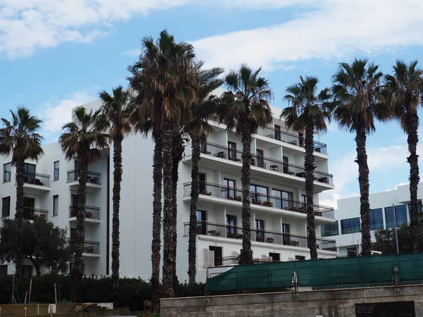 Modernos edificios de apartamentos cerca de una playa — Foto de Stock