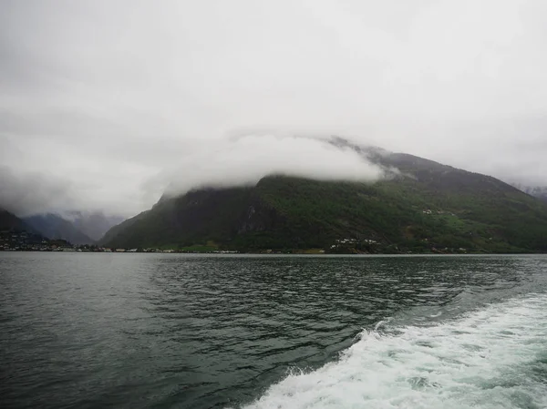 Hegyi táj, fjord Norvégiában-természet és utazás háttérb — Stock Fotó