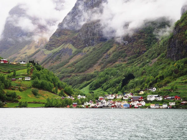 Paisagem montanhosa, Fiorde na Noruega - natureza e viagens backgrou — Fotografia de Stock