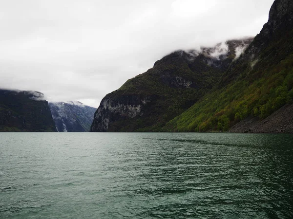 Berglandschap, fjord in Noorwegen-natuur en reizen backgrou — Stockfoto