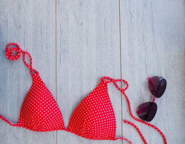 kırmızı mayo ve gözlük ahşap arka plan üzerinde yalan, kopya alanı