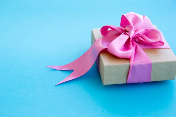 De doos van de gift met roze lint, Valentines Day — Stockfoto