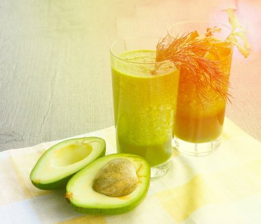 ahşap masa üzerinde sağlıklı yeşil sebze suyu