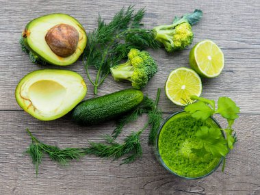 ahşap masa üzerinde sağlıklı yeşil sebze suyu