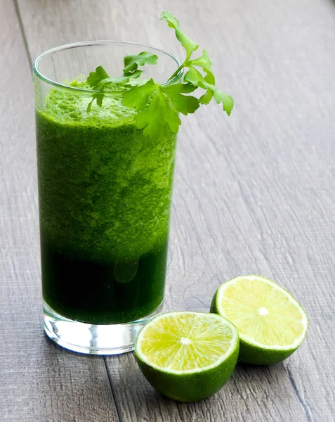 Ahşap masa üzerinde sağlıklı yeşil sebze suyu — Stok fotoğraf