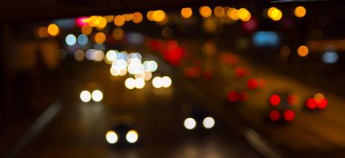 Arka plan bulanık. Gece şehir ışıkları bulanıklık. Retro tonda fotoğraf, vintage.