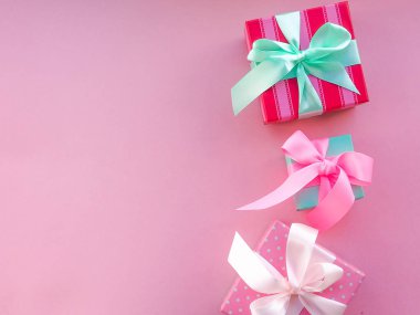 renkli saden kurdele ile hediye kutusu, pembe arka plan, kadınlar günü tebrik, Anneler Günü, Sevgililer Günü, Doğum Günü, Noel, metin için alan