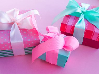 renkli saden kurdele ile hediye kutusu, pembe arka plan, kadınlar günü tebrik, Anneler Günü, Sevgililer Günü, Doğum Günü, Noel, metin için alan