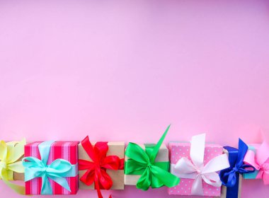 renkli saden kurdele ile hediye kutusu, pembe arka plan, kadınlar günü tebrik, Anneler Günü, Sevgililer Günü, Doğum Günü, Noel, metin için alan