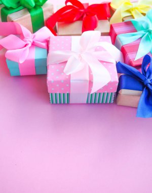 renkli saden kurdele ile hediye kutusu, pembe arka plan, kadınlar günü tebrik, Anneler Günü, Sevgililer Günü, Doğum Günü, Noel, metin için alan