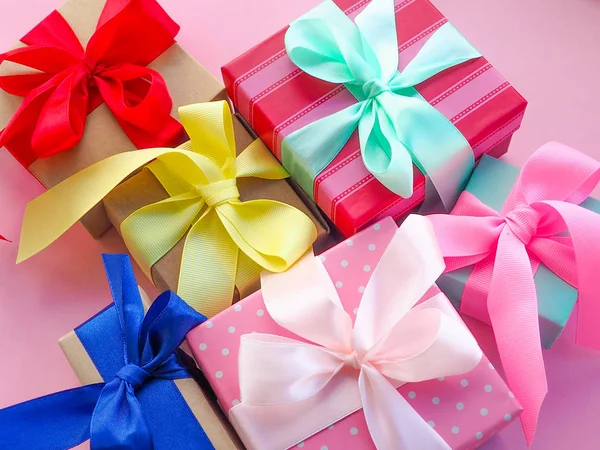Подарункова коробка з яскравою атласною стрічкою, рожевим фоном, привітання на жіночий день, день матері, день Святого Валентина, день народження, Різдво, простір для тексту — стокове фото