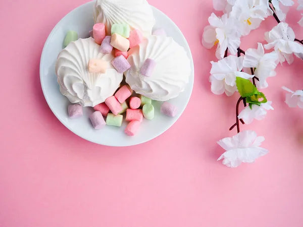Marshmallow in white plate on pink background — Stock Photo, Image