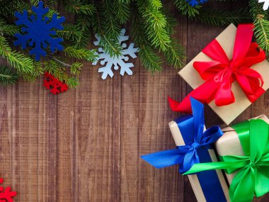 Noel arkaplanı dekorasyon ve hediye kutuları tahtanın üzerinde.