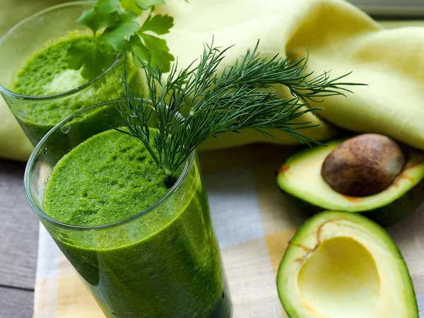 Färsk avokado smoothie på grå bakgrund — Stockfoto