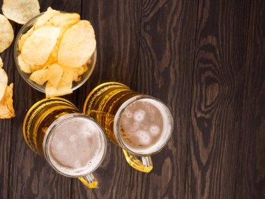 Eski ahşap plakalar, boşaltmak metin için iki bardak bira servis