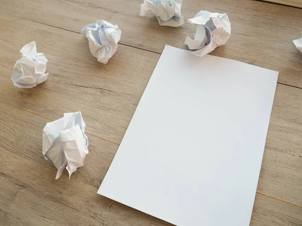 Έννοια γραφής - τσαλακωμένα χαρτιά με ένα φύλλο λευκό χαρτί — Φωτογραφία Αρχείου
