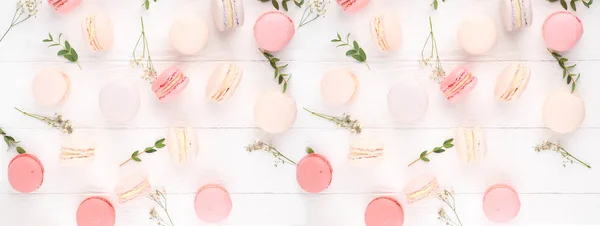 Banner per sito web. Macarons francesi o italiani colorati impilano su tavolo di legno bianco con spazio di copia per sfondo. Dessert da servire con tè pomeridiano o pausa caffè — Foto Stock